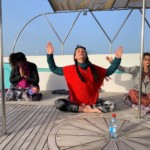 arcencielyoga-stage deyoga diamant et d'apnée avec les dauphins à Sataya - salutation au soleil sur le pont