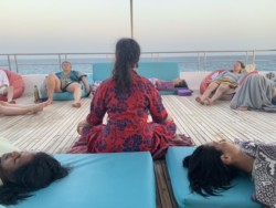 atelier yoga diamant et apnee meditative - Sataya juin 2022 - meditation a l'aube sur le pont.