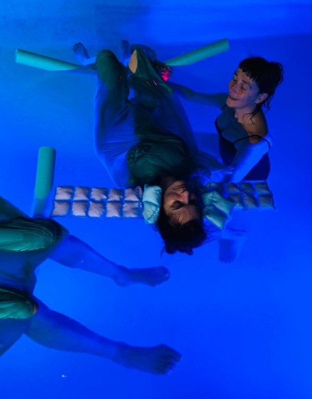 Marie Hélène animant une séance de water yoga diamant