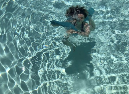 Femme pratiquant le water yoga diamant
